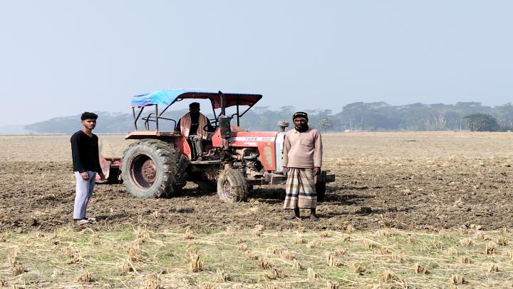 বরগুনায় তরমুজ চাষে ব্যস্ত সময় কাটাচ্ছে কৃষকেরা